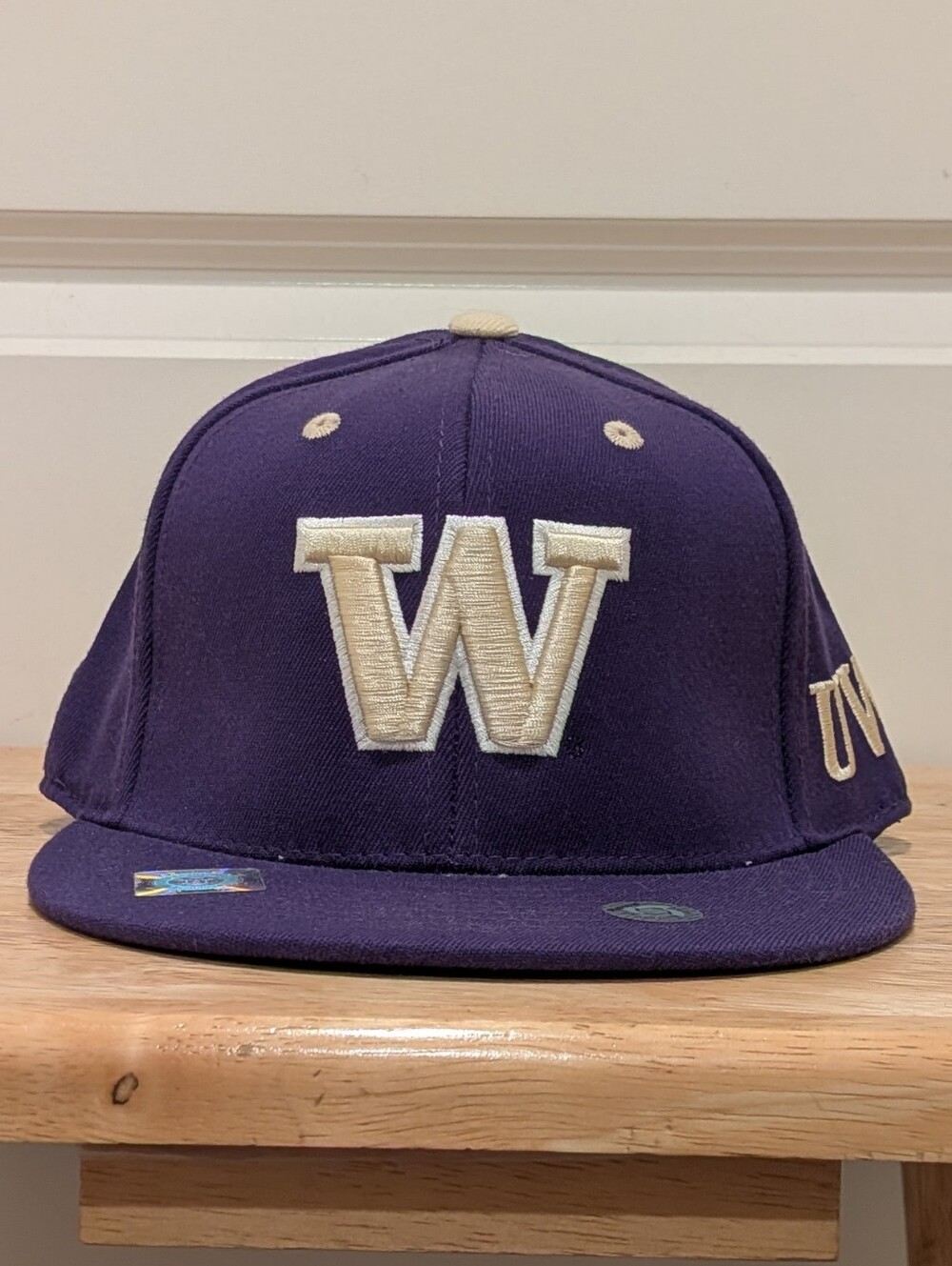 EUC Washington Huskies 7 1/4-7 5/8 Purple Wool Blend W Baseball Fitted Cap